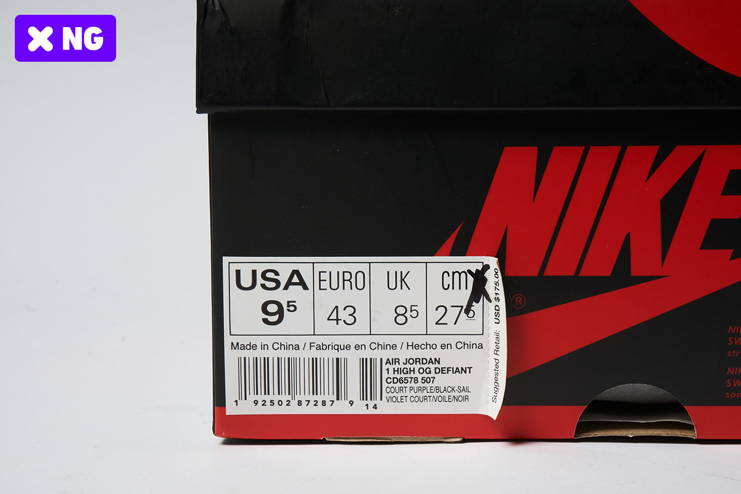 ボックスに落書きや文字の跡が見られる