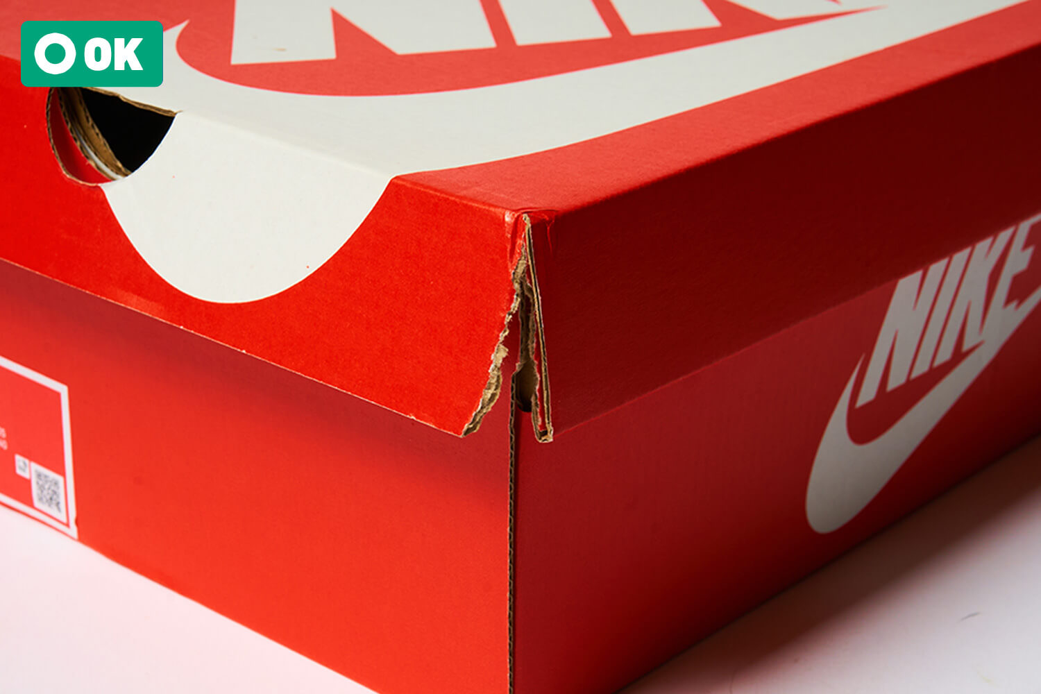 ボックス四隅フタの角が1箇所裂けている