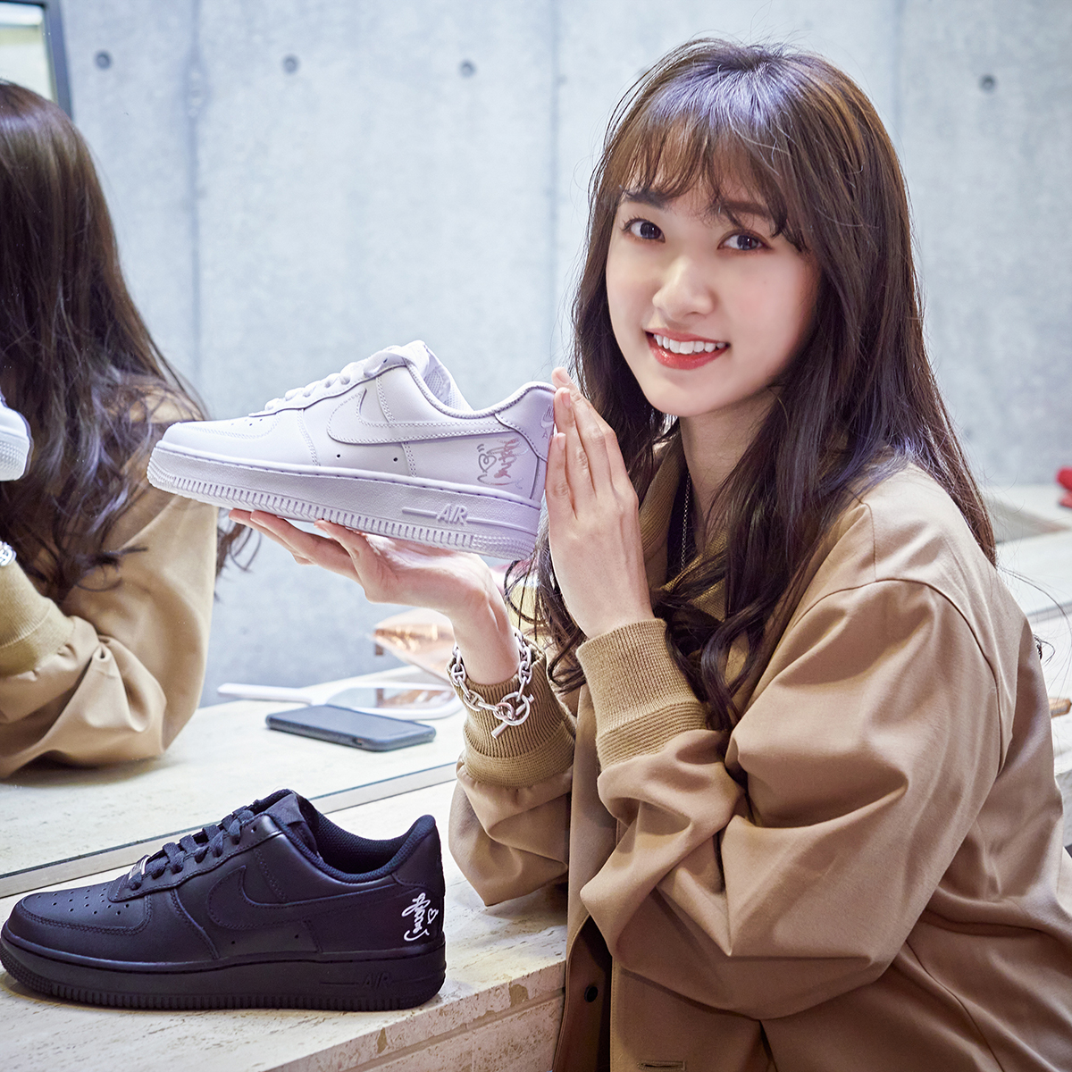 あわつまいさん直筆サイン入りスニーカーを4名様にプレゼント！