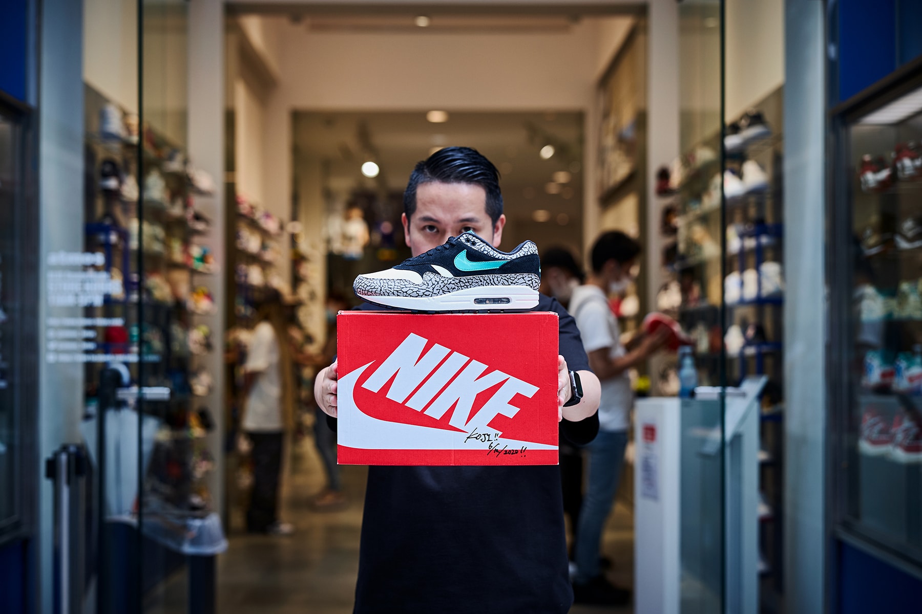 小島さん直筆サイン入りatmos×NIKE AIR MAX 1 ”ELEPHANT”を1名様にプレゼント！