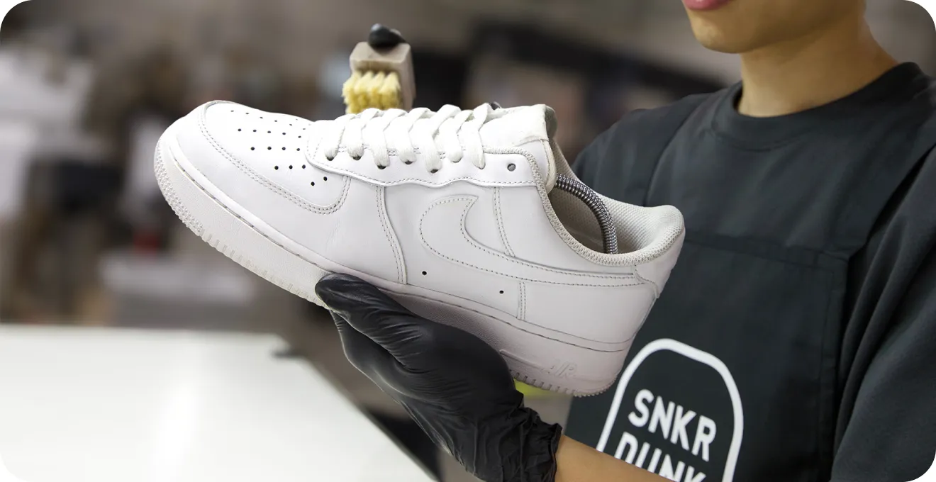 鑑定をクリアした後、専門スタッフがクリーニングを実施