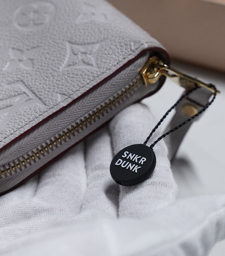 鑑定済バッジを取り付け、
				お客様へお届け