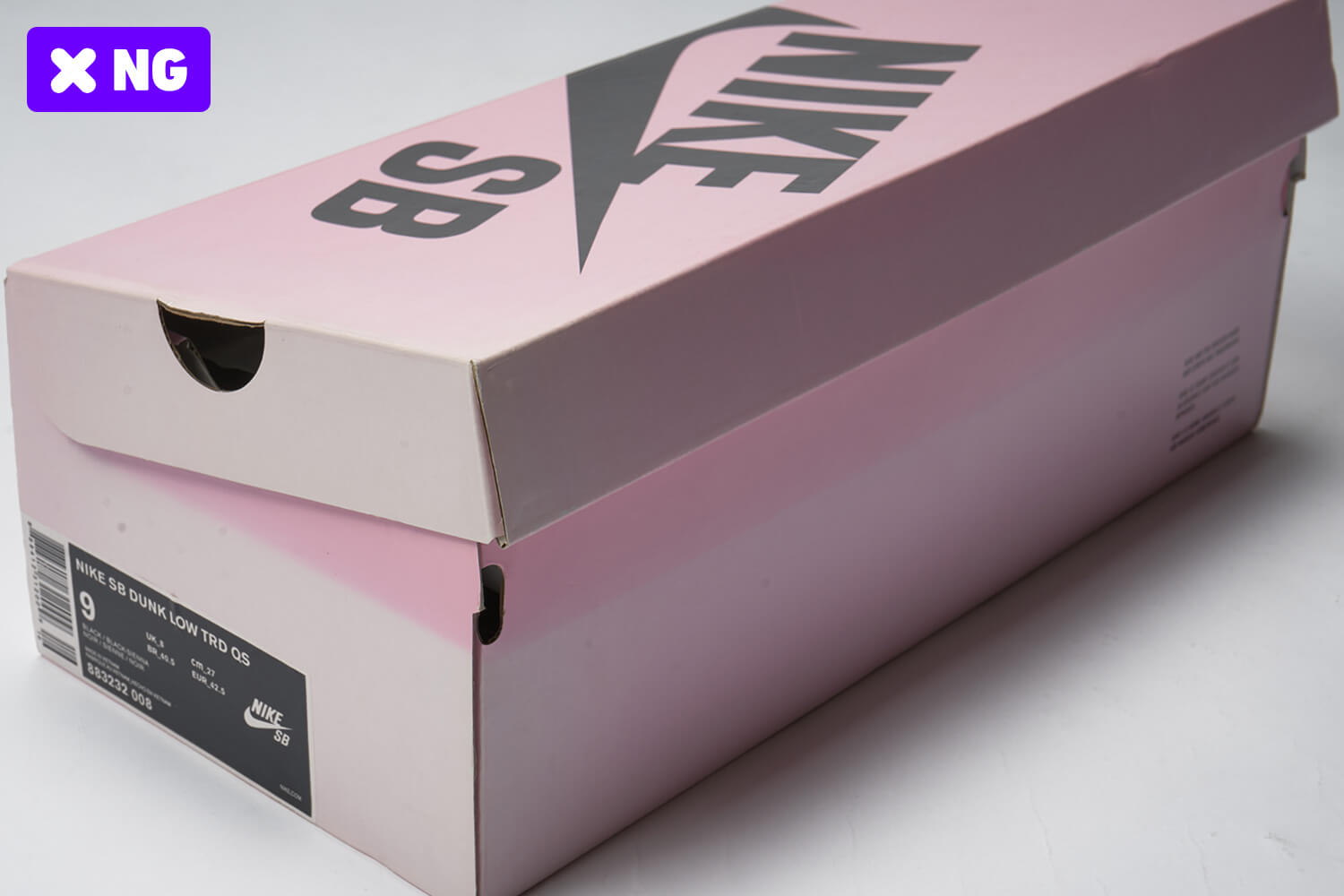 ボックス面に大きな凹みが見られる