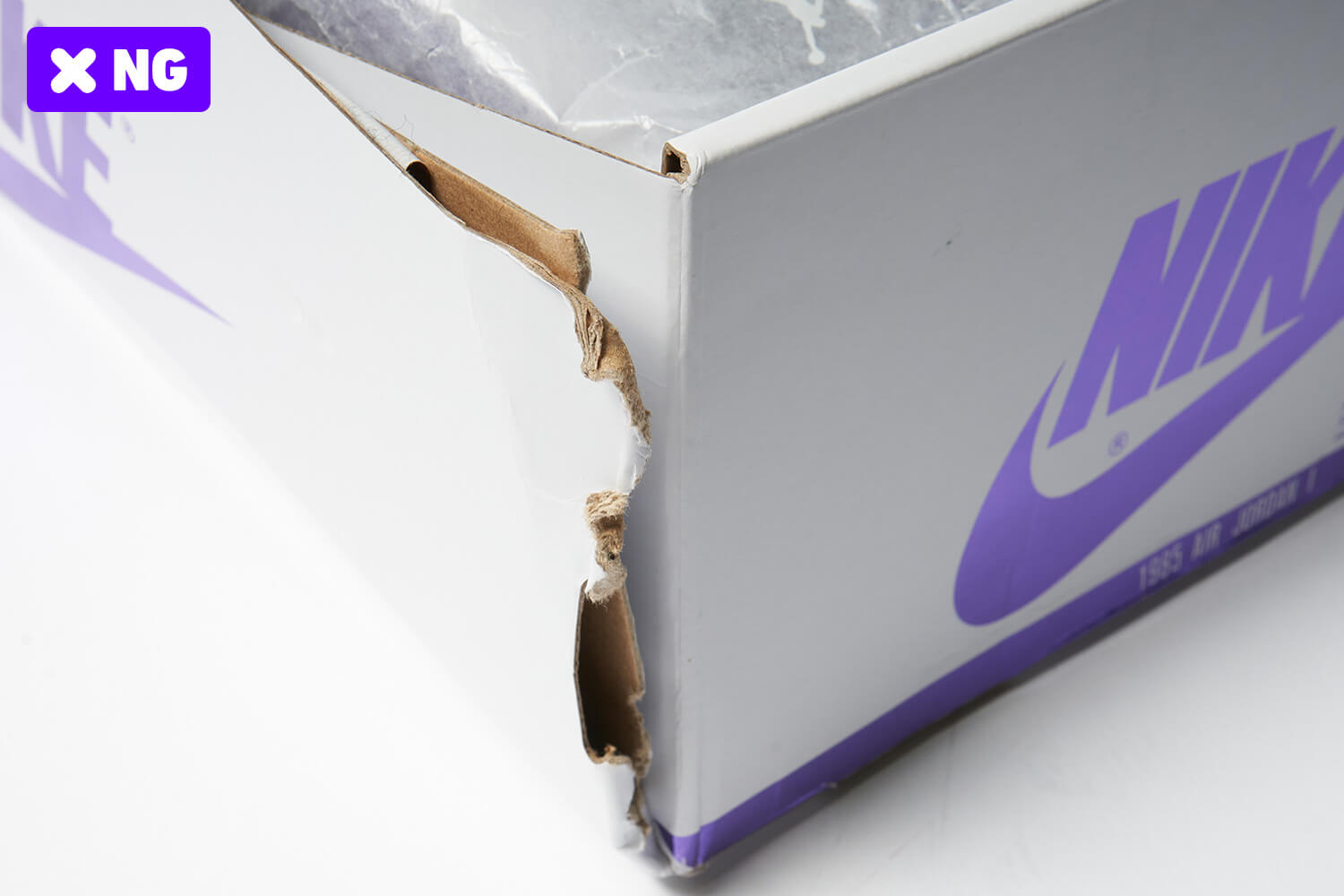 ボックス四隅の角が1箇所丸々裂けている