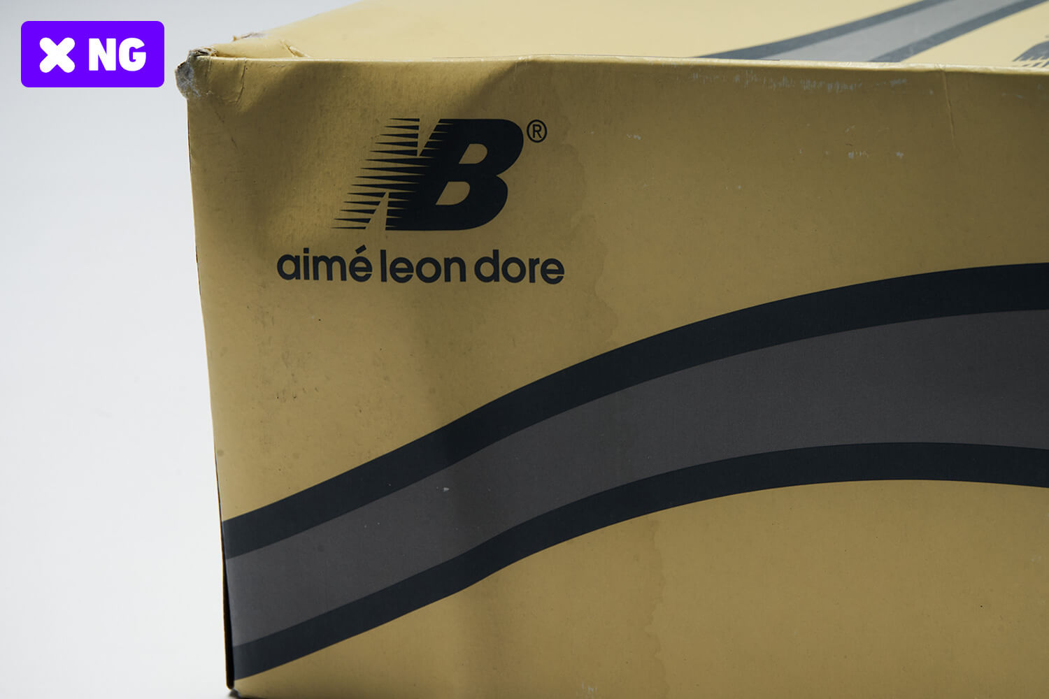 ボックスに水に濡れた跡が見られる