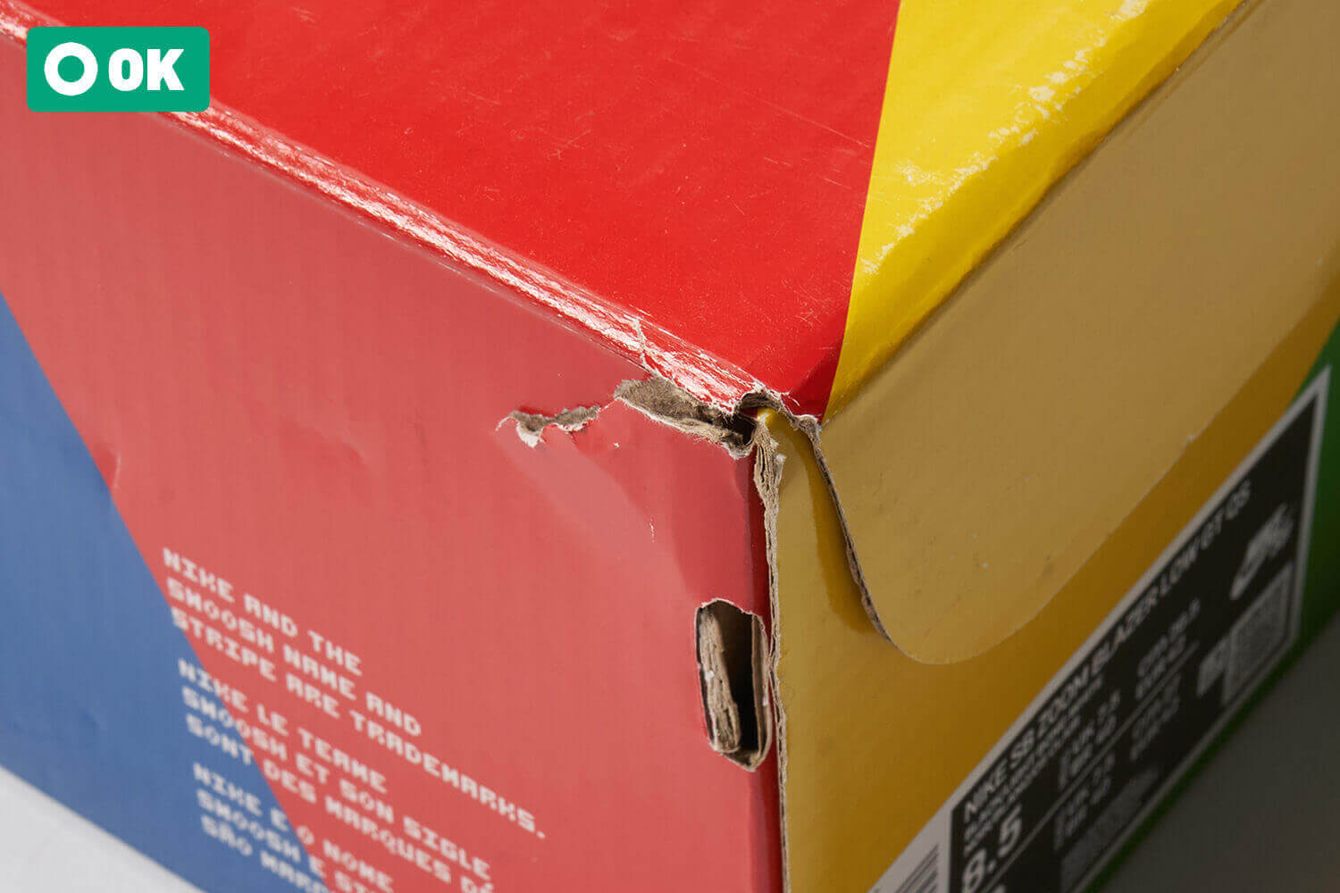 ボックス四隅の角が小さく裂けている