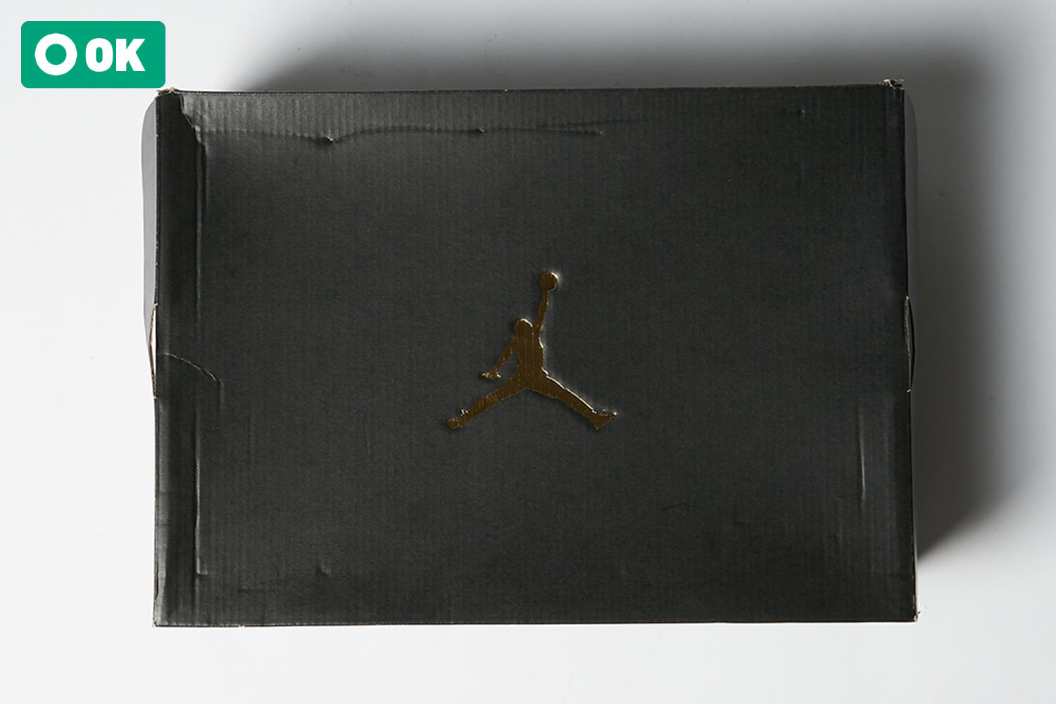 ボックス面に軽い凹み、シワがある