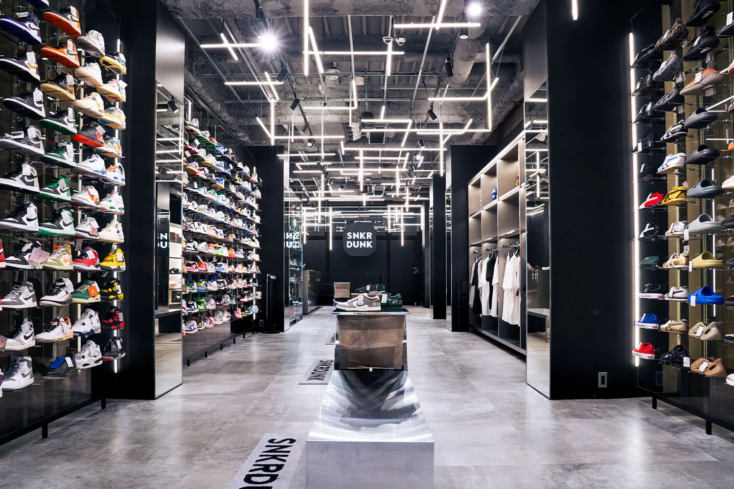 スニーカーダンクFLAGSHIP STORE 店内写真1