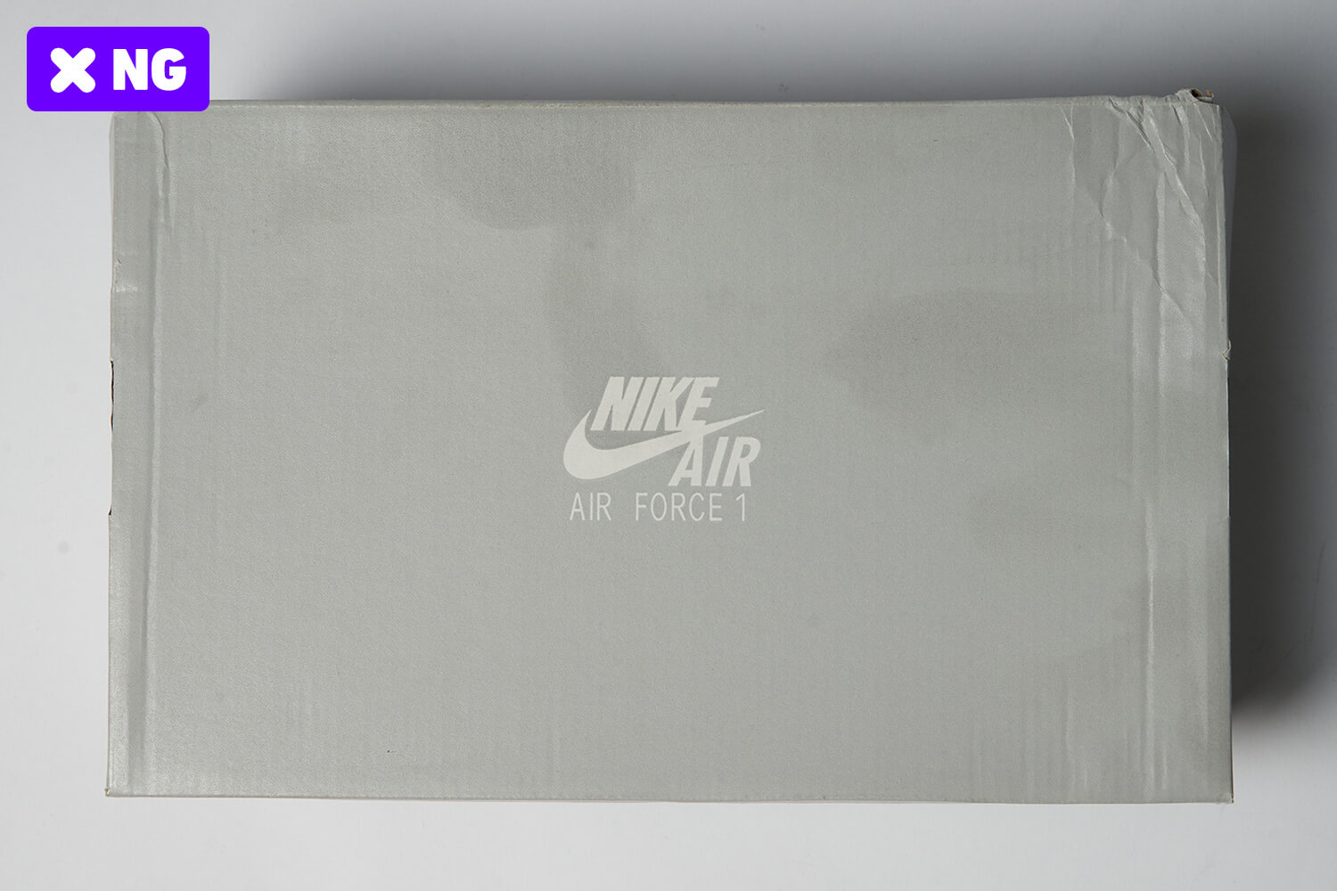 ボックスにシミ等の汚れが見られる