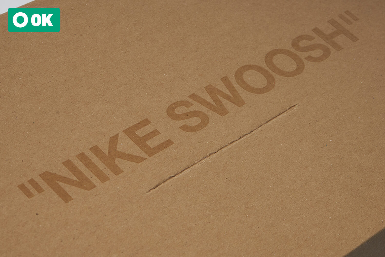 ボックスに直線状の傷がある