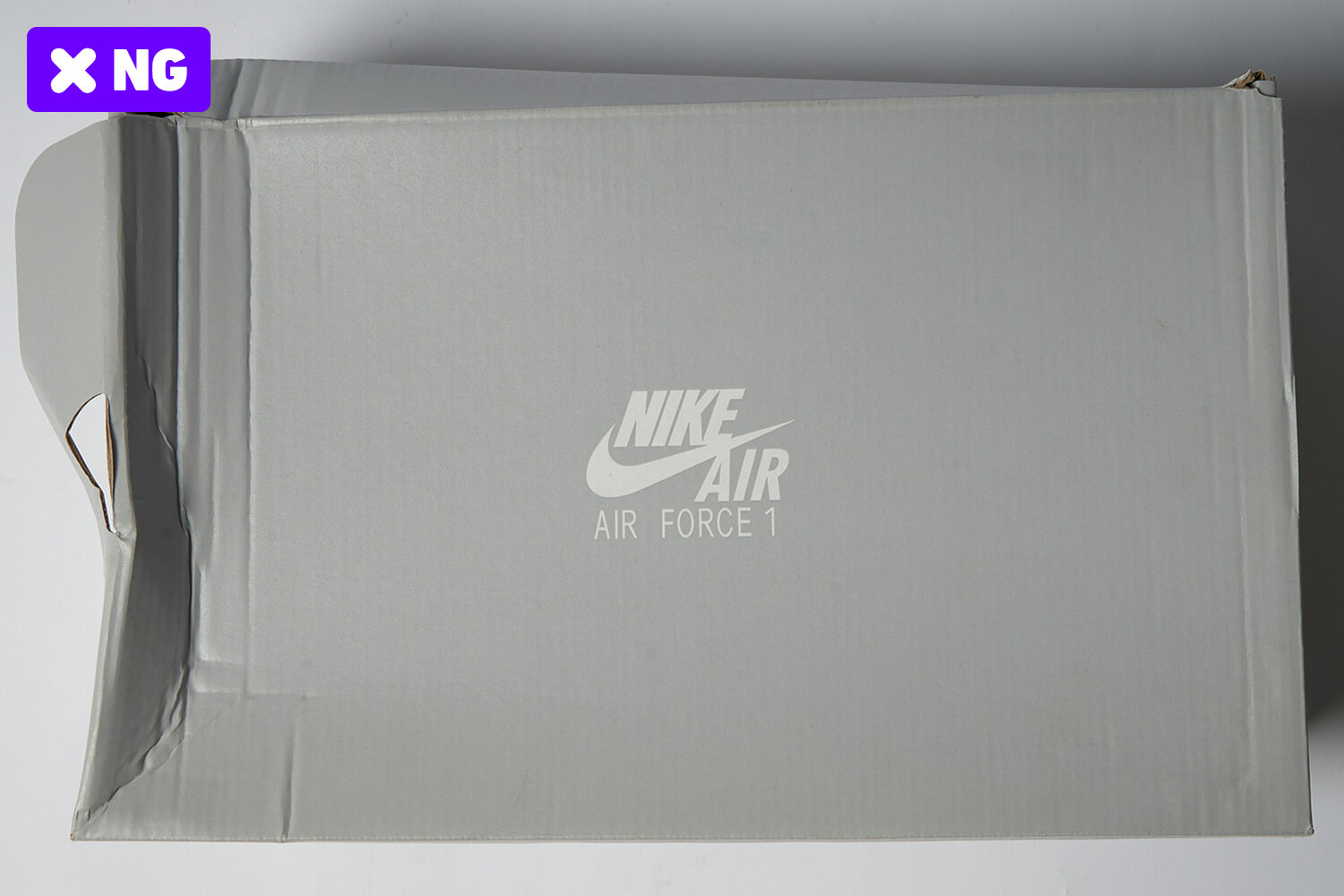 ボックス面に大きな凹みが見られる