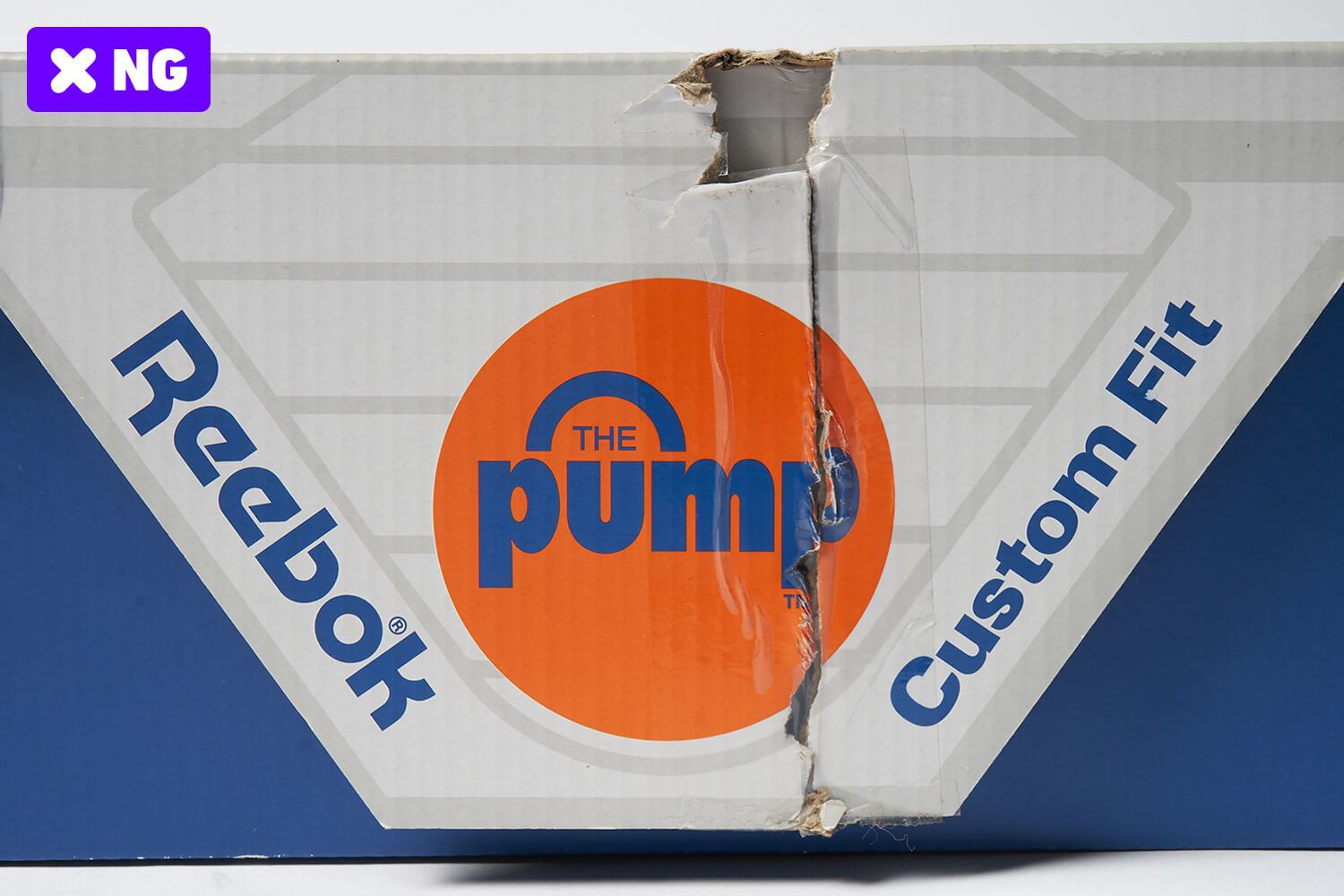 ボックスにテープや接着剤で修正箇所がある