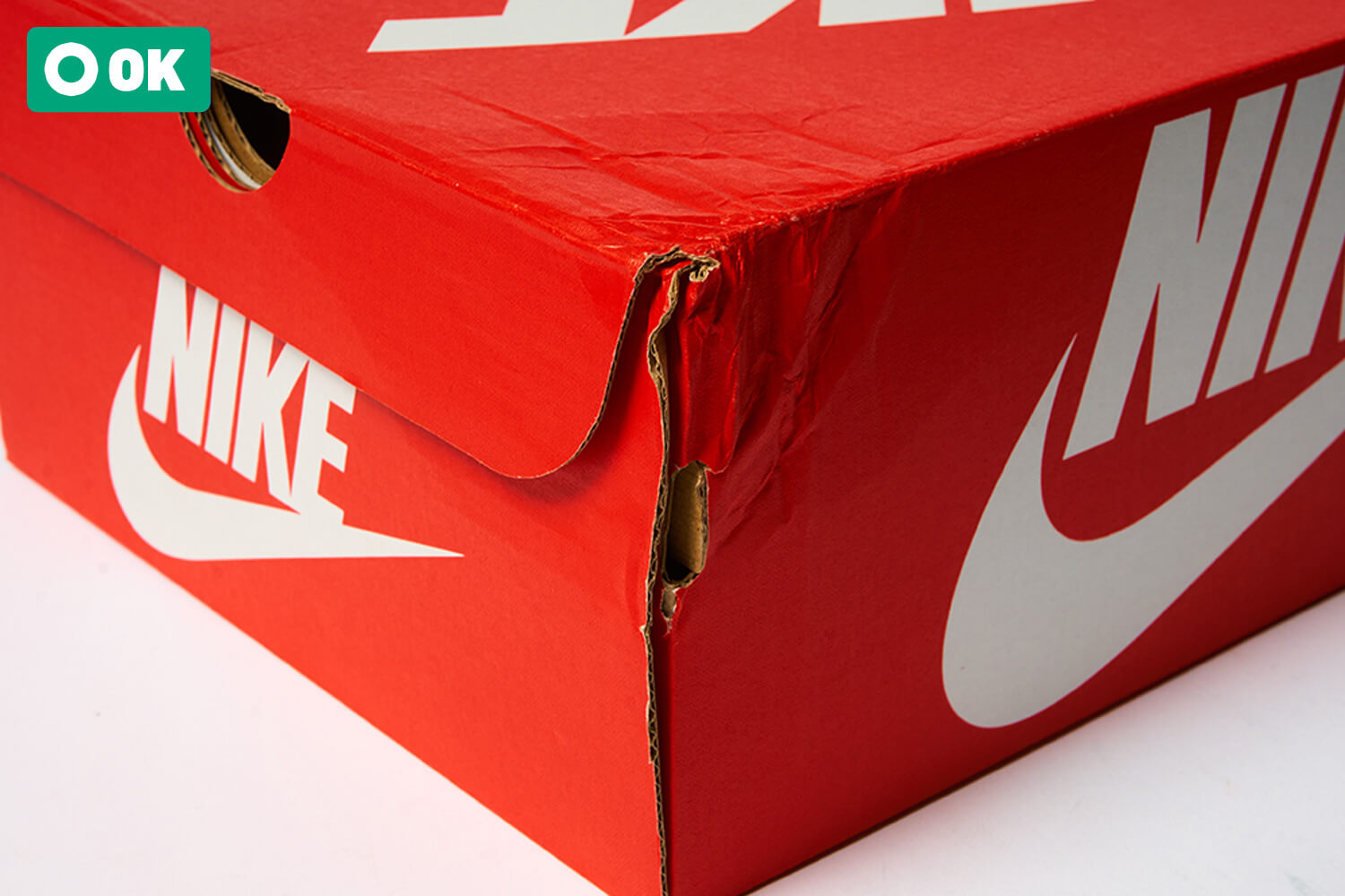 ボックス四隅の角に軽い凹みがある