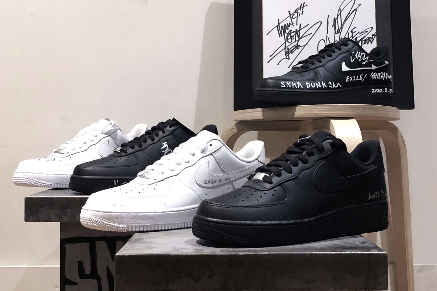 スニダン阪急メンズ大阪ポップアップストアのサイン入りスニーカー展示